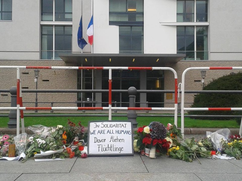 Gedenken der Opfer von den Terroranschlaegen in Paris vom 13.11.2015 am Brandenburger Tor