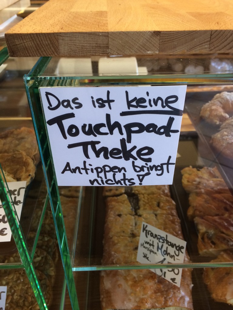 AA Wiesbadener Str_Friedenau_Touchpad-Theke