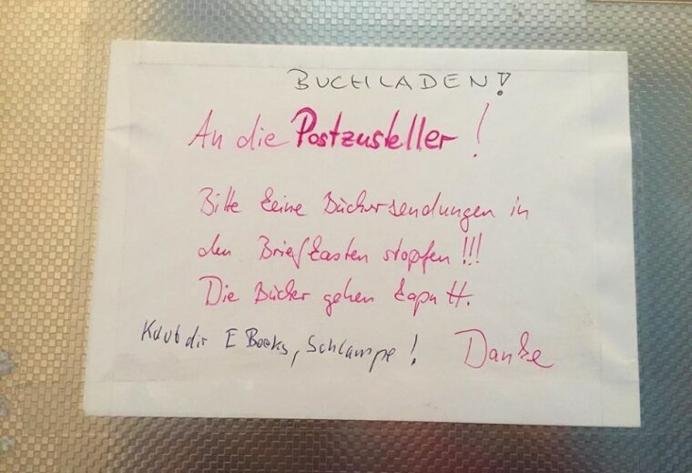 Bächersendung geht kaputt beschädigt Postbote Briefkasten