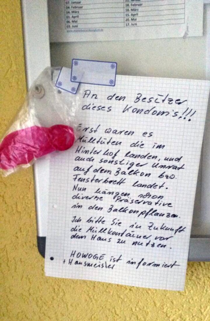 Kondome im Hausflur Hof Treppenhaus Berlin Fickende Nachbarn Sex
