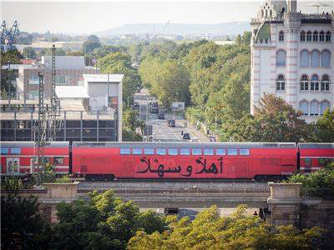 Refugees welcome graffitti Dresden SBahn-arabisch