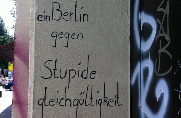 kritische politische Graffitti Berlin