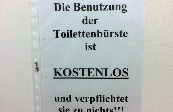 Benutzung der Toilettenbürste Bitte Toiletten sauber halten Dreckige Toiletten in Berlin