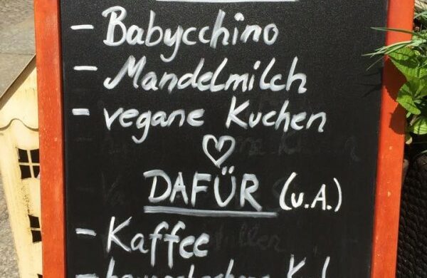 Veganes Cafe Berlin Veganer Kuchen Veganer Latte Mandelmilch Typisch Mitte Typisch Prenzlauer Berg Muttis