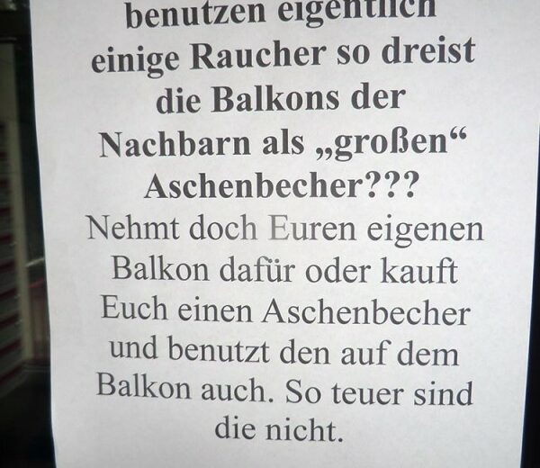 Zigaretten vom Nachbarn auf dem Balkon Berliner Nachbarschaft Notes of Berlinjpg