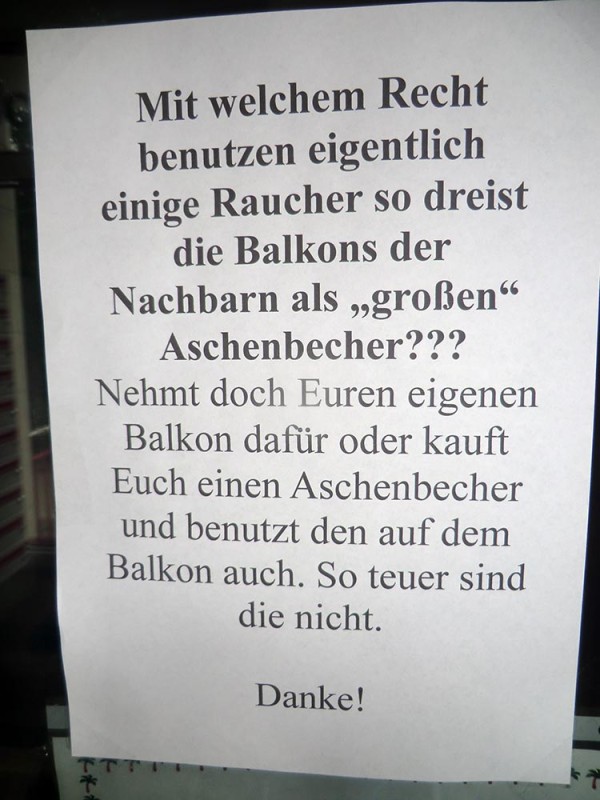 Zigaretten vom Nachbarn auf dem Balkon Berliner Nachbarschaft Notes of Berlinjpg