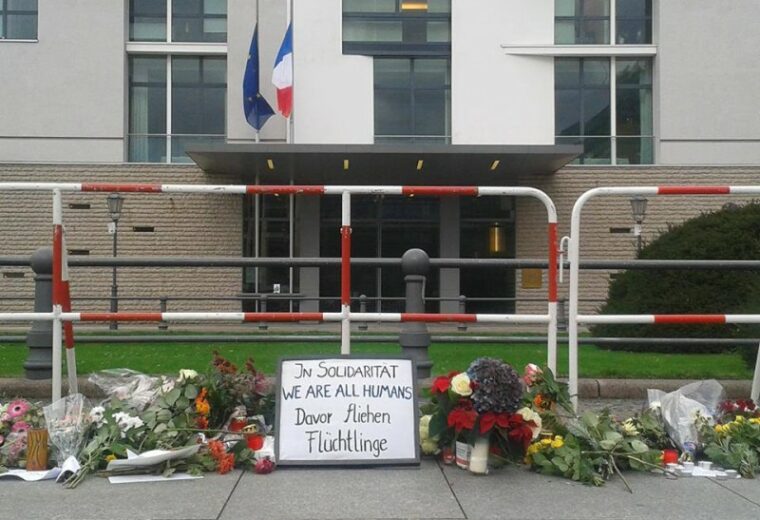 Gedenken der Opfer von den Terroranschlaegen in Paris vom 13.11.2015 am Brandenburger Tor
